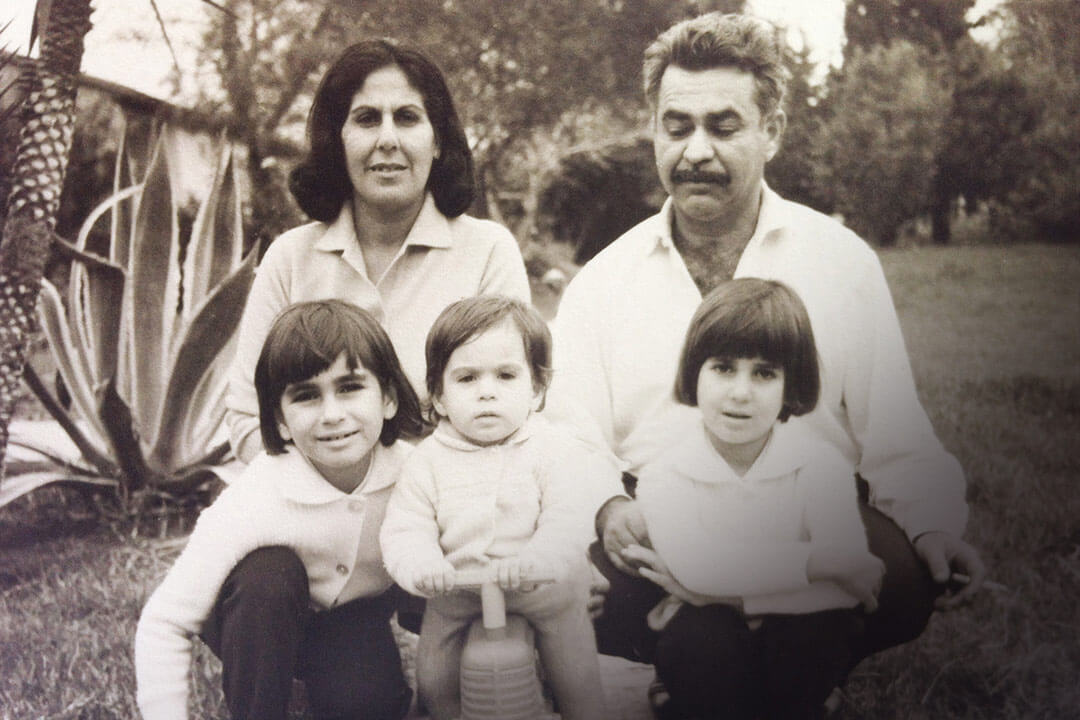 Arik (middle) as a child with his family